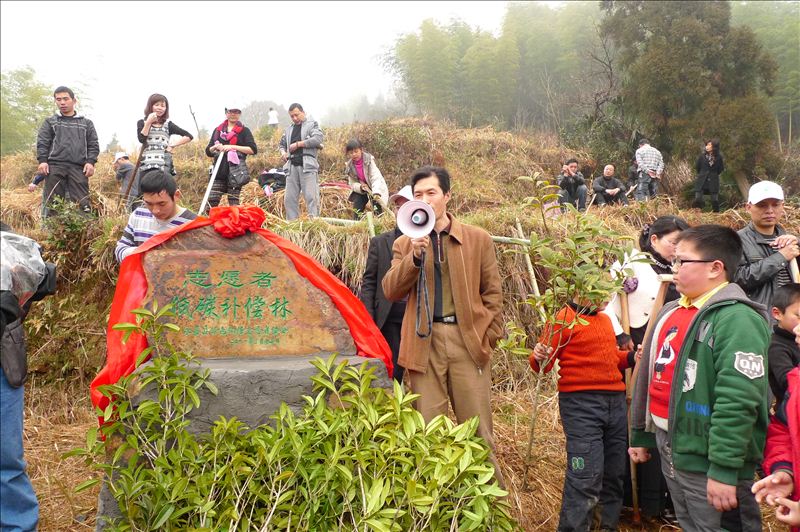 2011年植树节，杨建南在“志愿者低碳补偿林基地”宣讲.JPG
