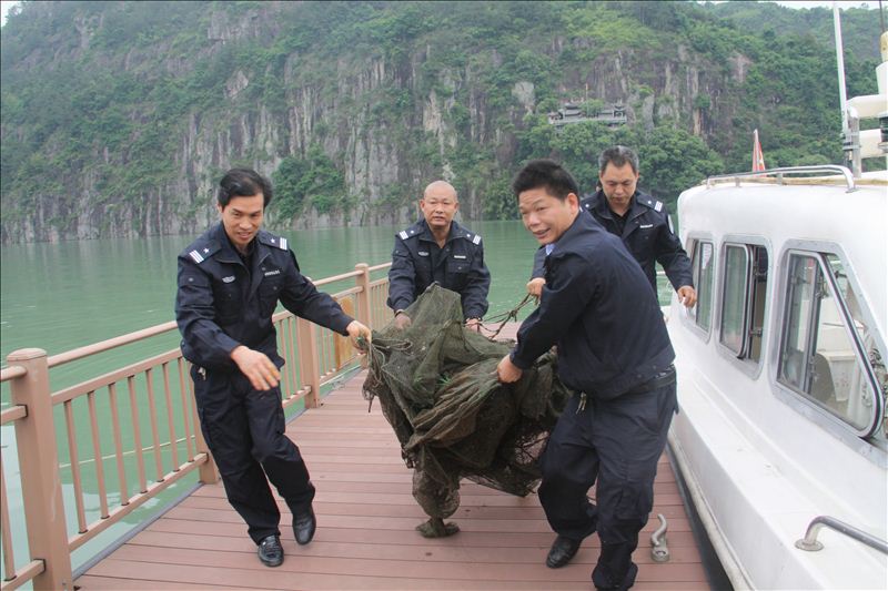 2015年5月22日杨建南与护渔志愿者搜寻到的非法鱼网。.JPG