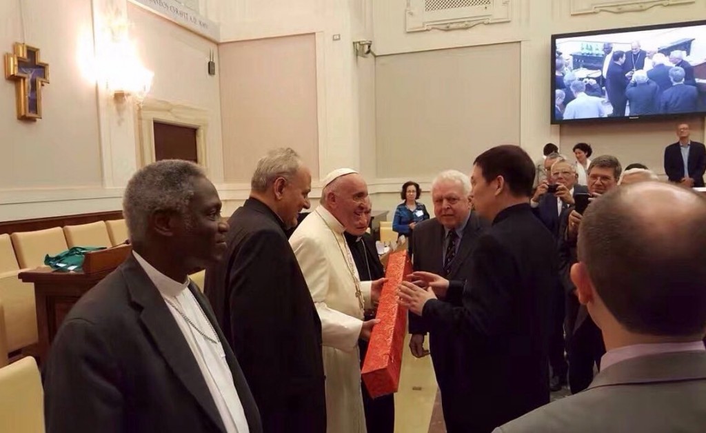 Dr Jinfeng Zhou, Secretary General of CBCGDF, presenting the Rubbings of Nestorian Stele to Pope Francis at the Vatican, 28 September 2016. Photo credit- pas.va.jpg