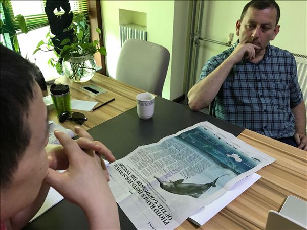 2018年6月，Tim到访时，周博士向他讲述绿会民间志愿者力量对白鱀豚踪迹进行考察的故事.jpg
