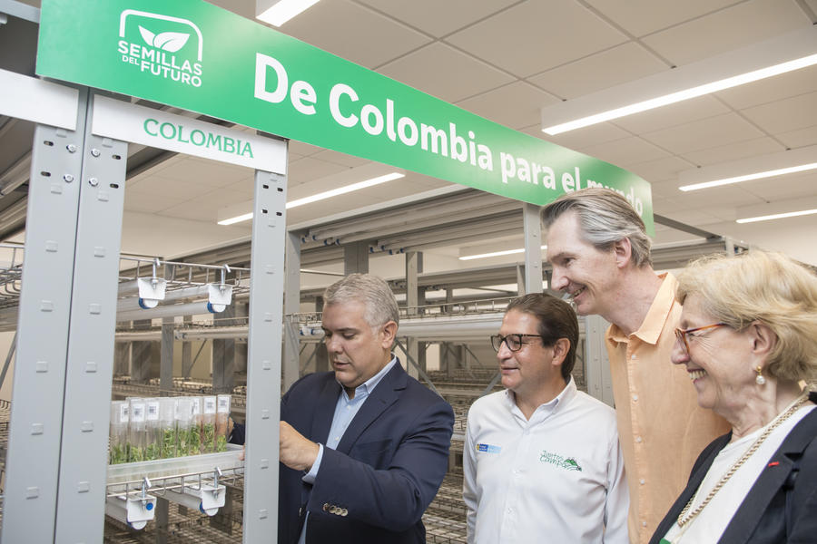 2、哥伦比亚总统、农业农村部长为其揭牌2.jpg