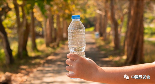 据调查，近80%的瓶装水含有微塑料1.png